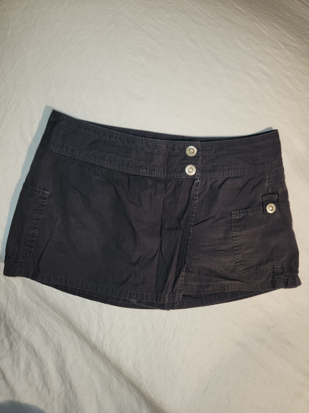 Vintage Y2K Gray-Black Mini Skirt Over Short with Snap Detail